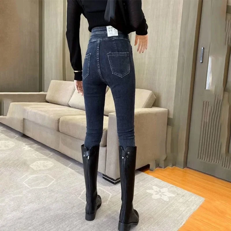 Versione coreana dei jeans a vita alta da donna autunno e inverno nuovi pantaloni versatili con piedi elastici attillati e temperamento alla moda.