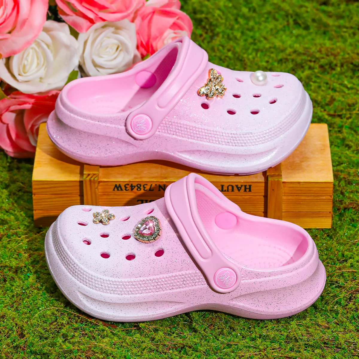 Glitzernde Clogs und Pantoletten für Kinder, leichte EVA-Gartenschuhe, rutschfeste Sandalen, atmungsaktive Slip-On-Schuhe für drinnen und draußen 168 – Detail 12
