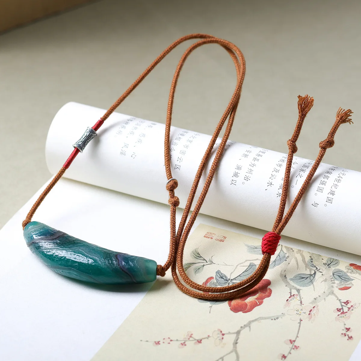 

Original Natural Silk Agate Bull Horn Necklace and Handmade Weaving Sanqi Silver Jewelry Hanging Rope