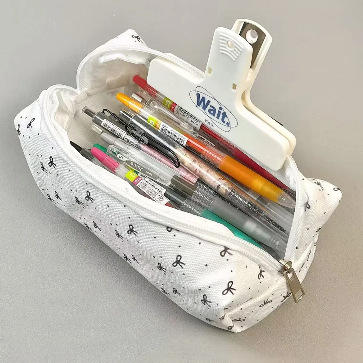 1つの美しいキャンバス製ペンシルポーチ、創造的なリボン柄のジ - Desk Setup Essentials のレビューと価格