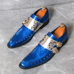 Zapatos de charol azul de lujo con punta en pico, zapatos de boda con remaches a la moda para hombre, mocasines, vestido Formal de fiesta, zapatos para hombre 2024