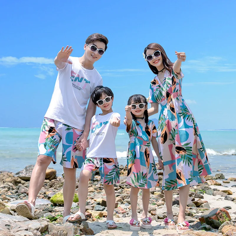 

Family Matching Outfits Summer Beach Mother Daughter Dresses Dad Son T-Shirt Shorts Family Look Couple Set Cute Vacation Clothes