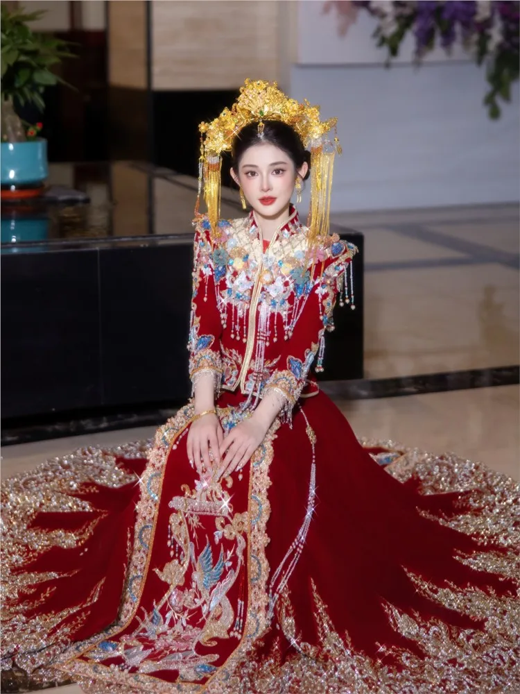 La nouvelle robe de mariée de style chinois et un vêtement de cérémonie de la mariée est luxueuse comprenant une grillage pour