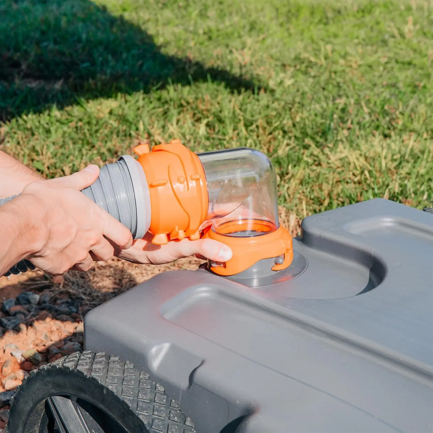 خزان حمل RV سعة 28 جالون - يتميز بعجلات مسطحة غير مسطحة شديدة التحمل وصمام بوابة مدمج - محول سحب فولاذي قابل للإزالة، خرطوم مجاري 3 بوصات