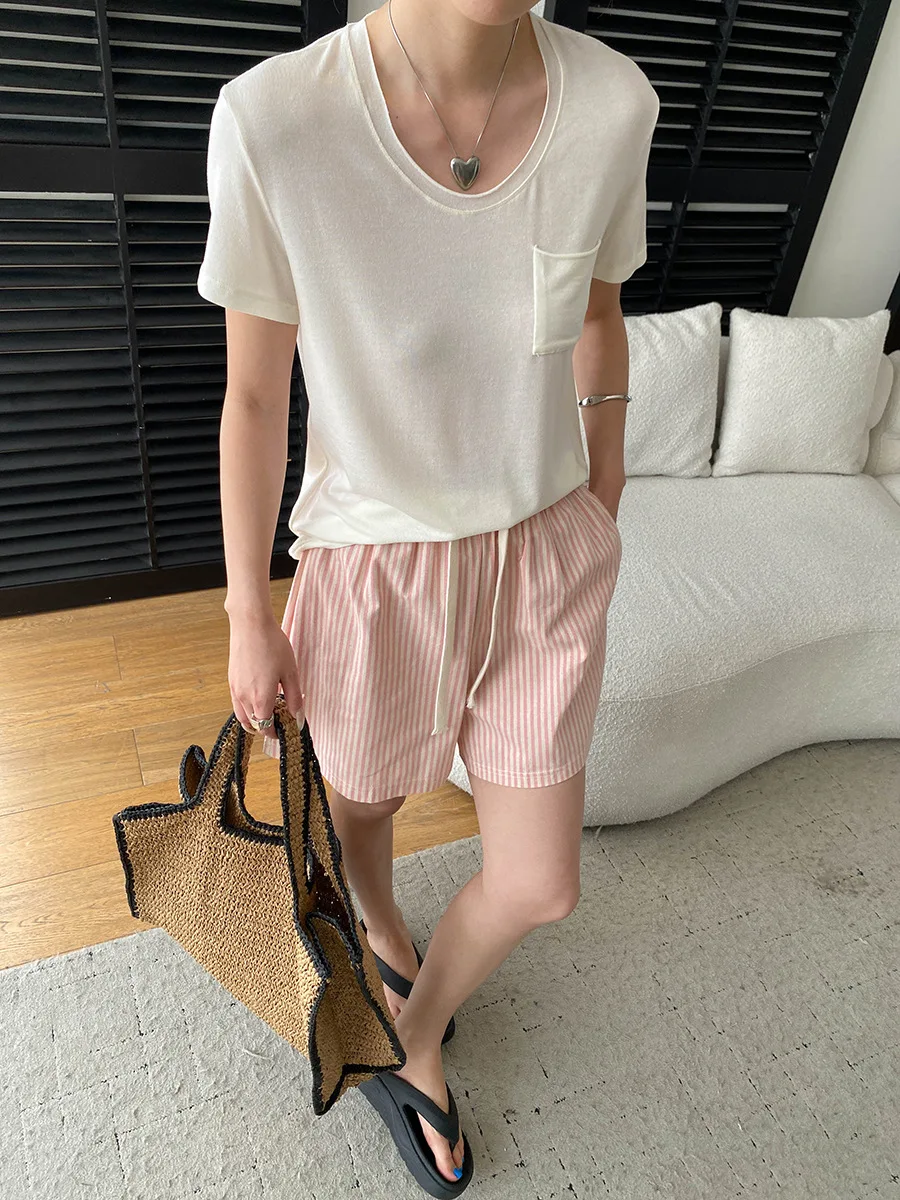 Sommerliches Damen-T-Shirt mit Rundhalsausschnitt, Tasche und lockeren kurzen Ärmeln – Detail 13