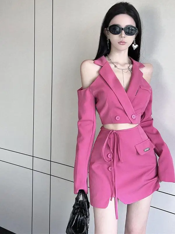 

Стильный и модный комплект из двух предметов в корейском стиле: укороченный топ с V-образным вырезом и шорты, весенняя коллекция, маленький размер.