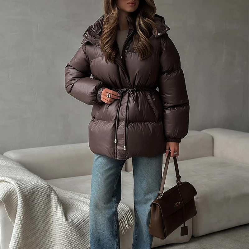 BKLD 2025 سترات سترة مبطنة بالقطن برباط للنساء بياقة بقلنسوة وطيات بسحّاب ملابس خارجية دافئة للخريف والشتاء