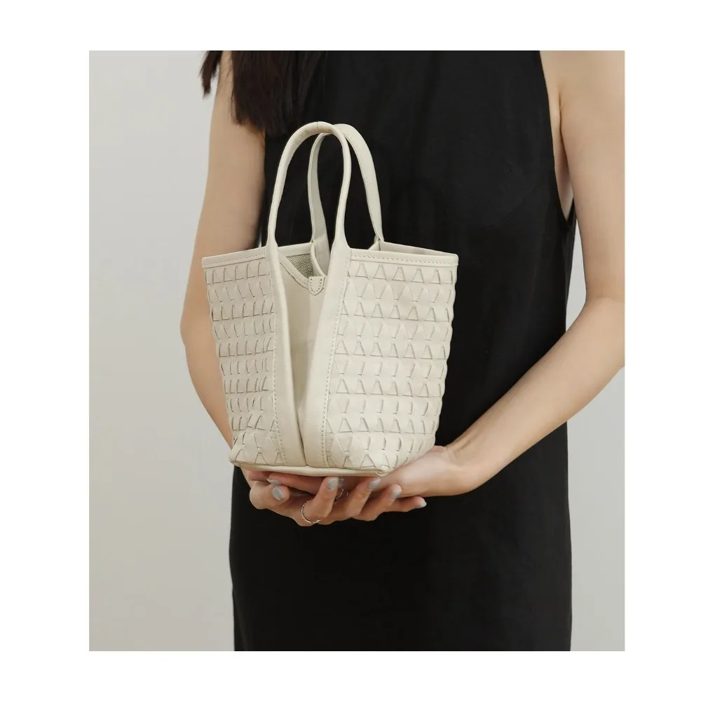 2026 Commuter First Layer Vegetable Tanned Cowhide Woven Bucket Tote Bag Portable Single Shoulder Oblique Fashion Vegetable Blue