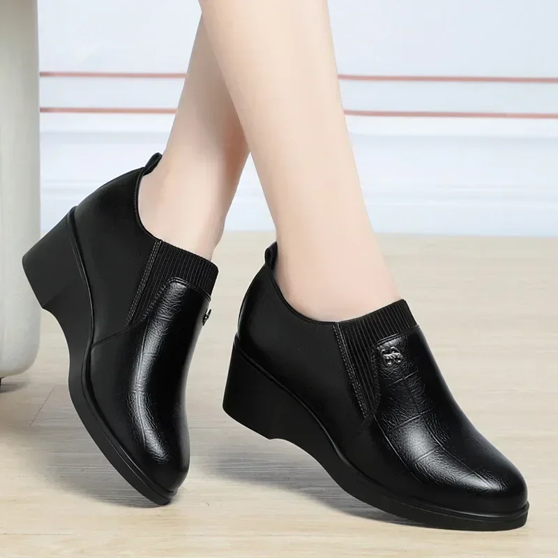 Slope heel leather shoes 2024 new middle-aged and elderly women\'s shoes soft leather mother\'s shoes spring and autumn