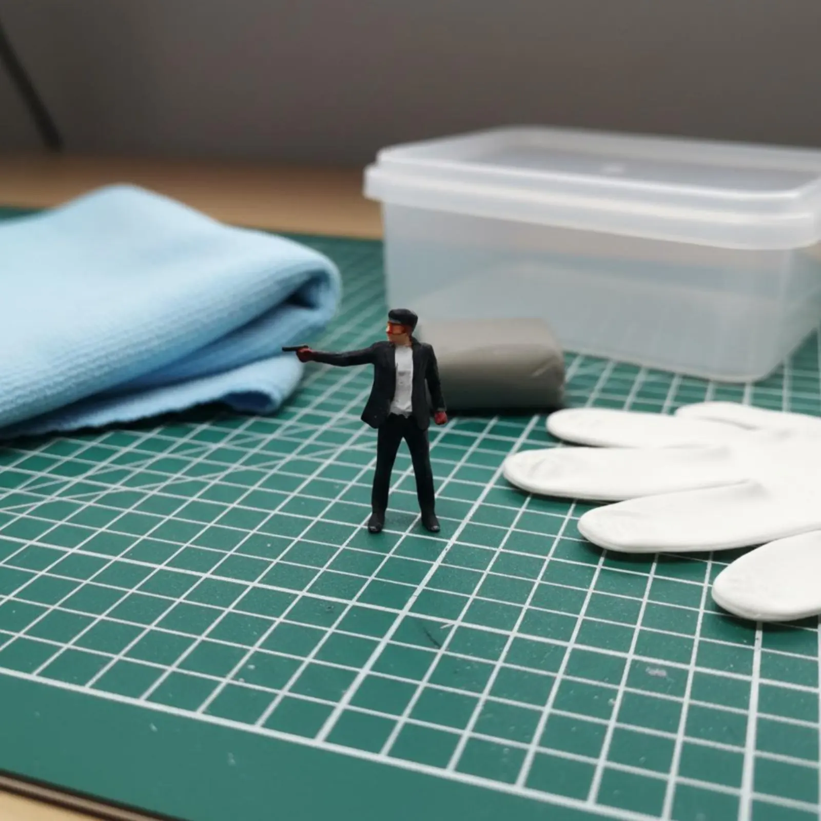 1:64 Scale Figure Detailed 1/64 Scale Plastic Figure Mini Miniature Scene Person Realistic Mini People Figurine Vivid Color