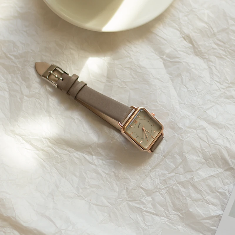 女性用の新しいクォーツスクエアレザーストラップウォッチ、エレガント、シンプル、クラシック、レトロ、ファッショナブル、絶妙、トレンディ、そしてハイエンド。