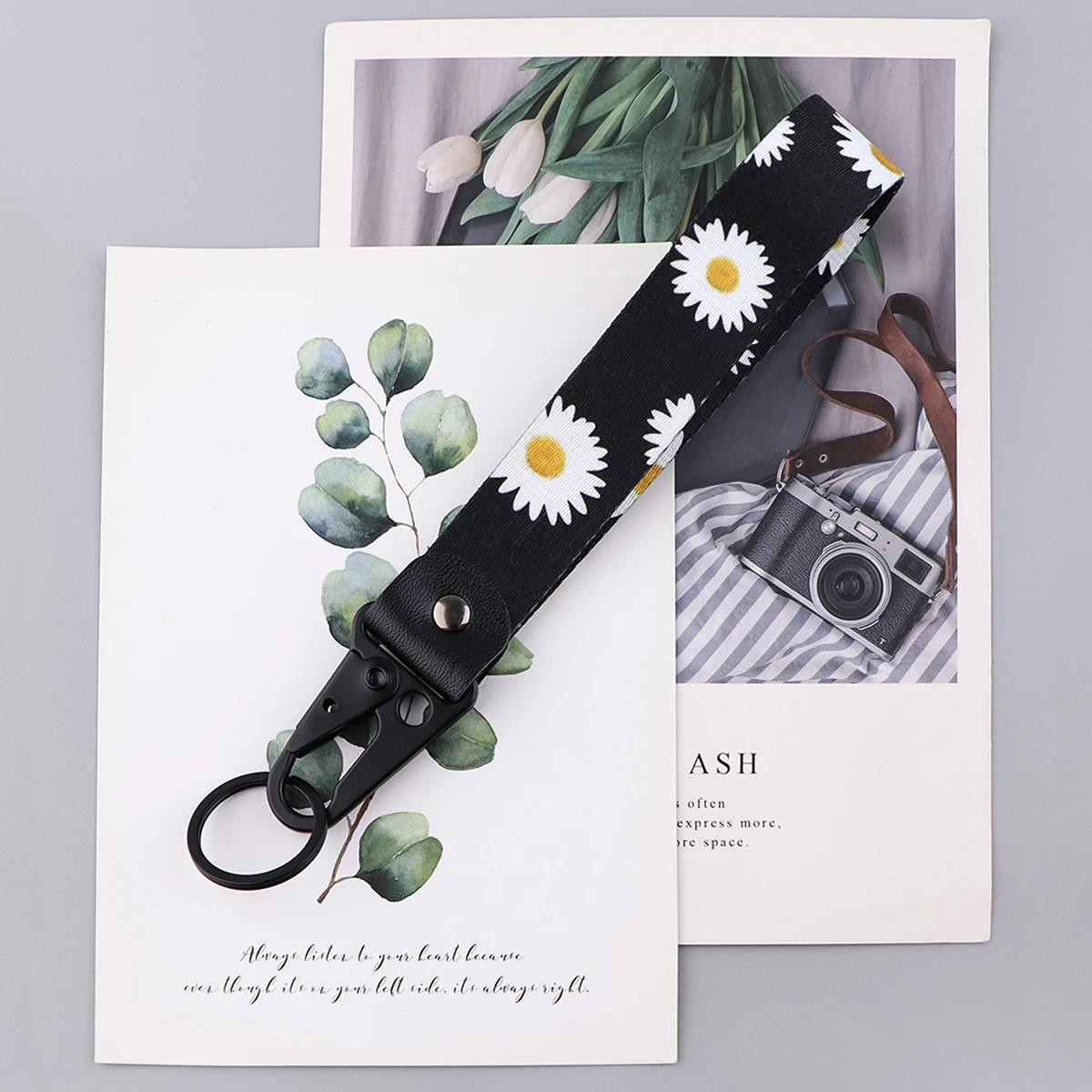 Sunflower Fashion Short Phone Strap Car Keychain Wrist Strap Flowers Lanyard for Keys Keys Holder Key Ring Accessories