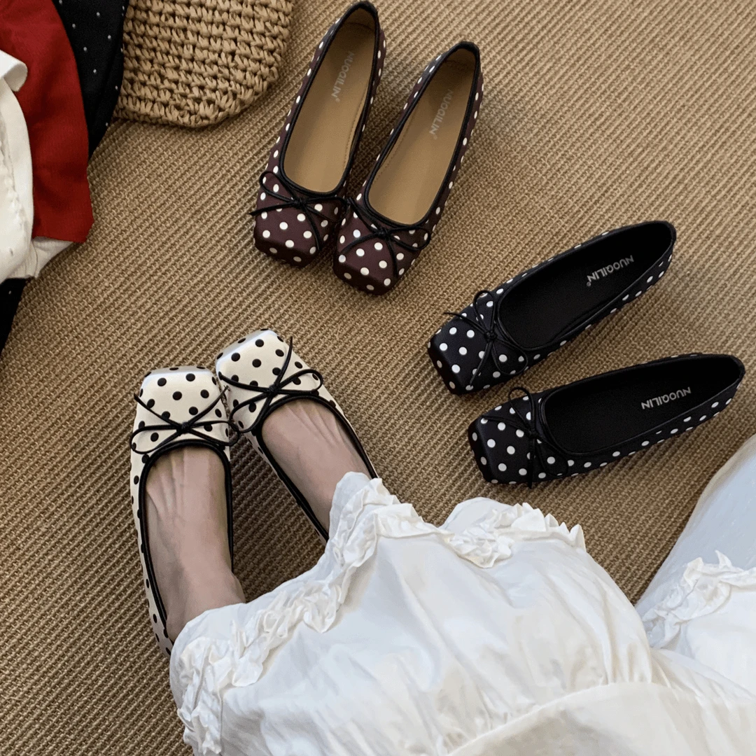 

Новые летние женские туфли 2026 года: ретро-модель с бантом, мягкой подошвой, квадратным носком и принтом в горошек, модные низкие балетки