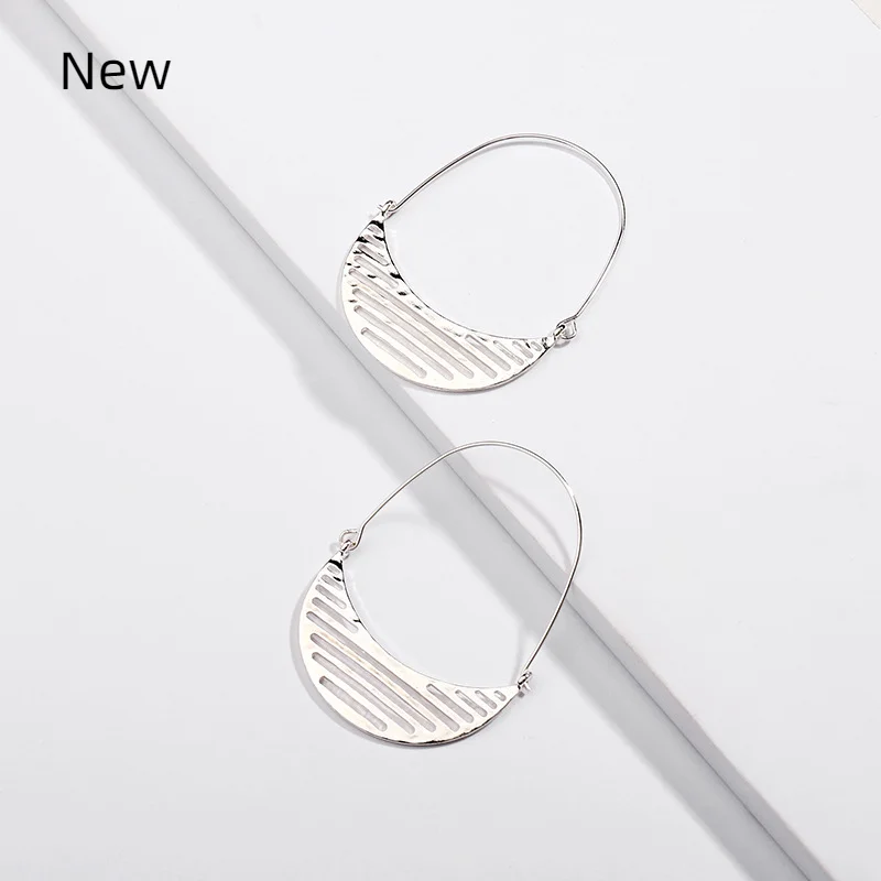 

Fashion Zinc Alloy Hollow Moon Drop Earrings for Women Christmas Jewelry Geometric Filigree Earrings Wholesale