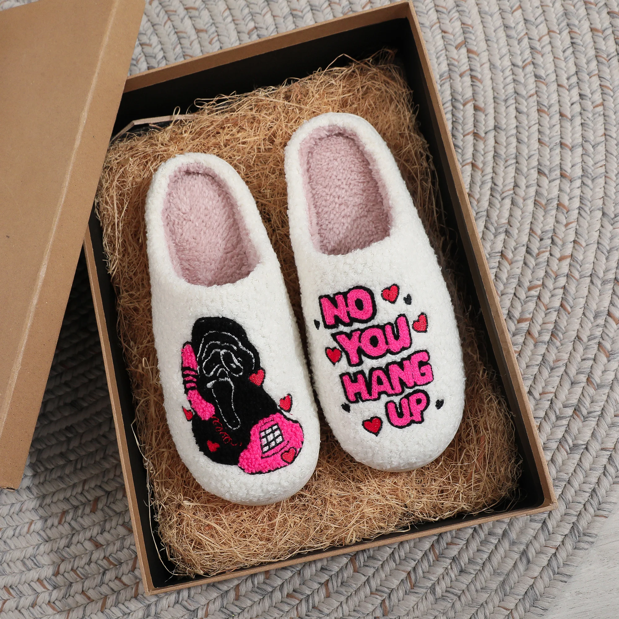 

A Pair of White Halloween Horror Skull Pattern Embroidered Plush Home Thick-Soled Comfortable Fur Slippers Personalized Warm Non-Slip Indoor Slippers Autumn and Winter Gifts for Men and Women to Wear