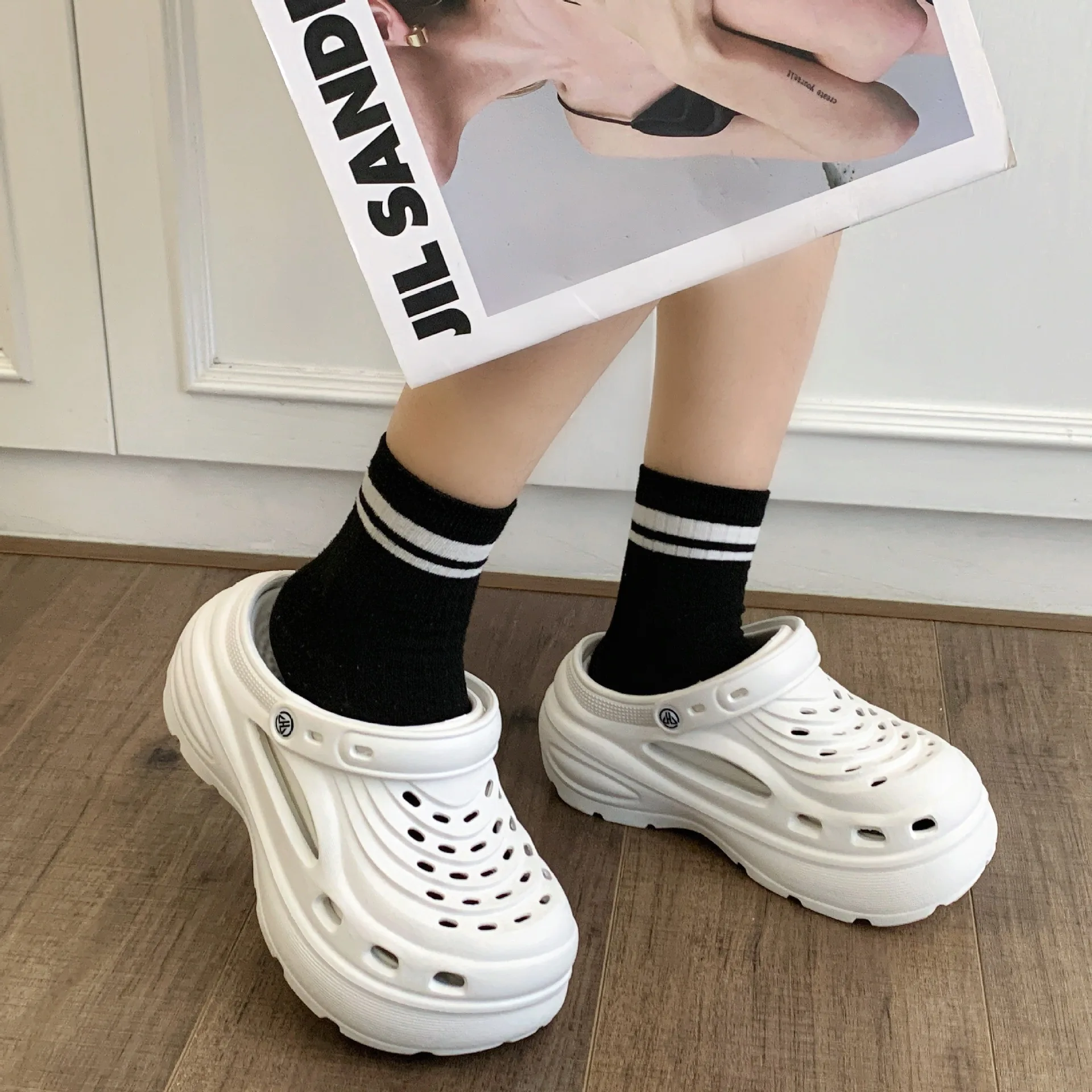 

New 2026 Summer Clogs Outdoor Waterproof Platform Women Slippers Beach Slides Thick Sole Massage Insole Ladies Designer Sandals