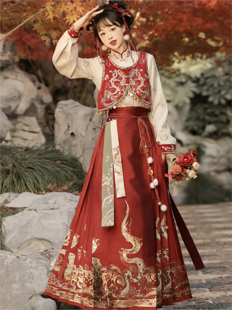 

A red gold-woven dress for toasting can be worn daily as new Chinese-style sleeved top with embroidered waistcoat
