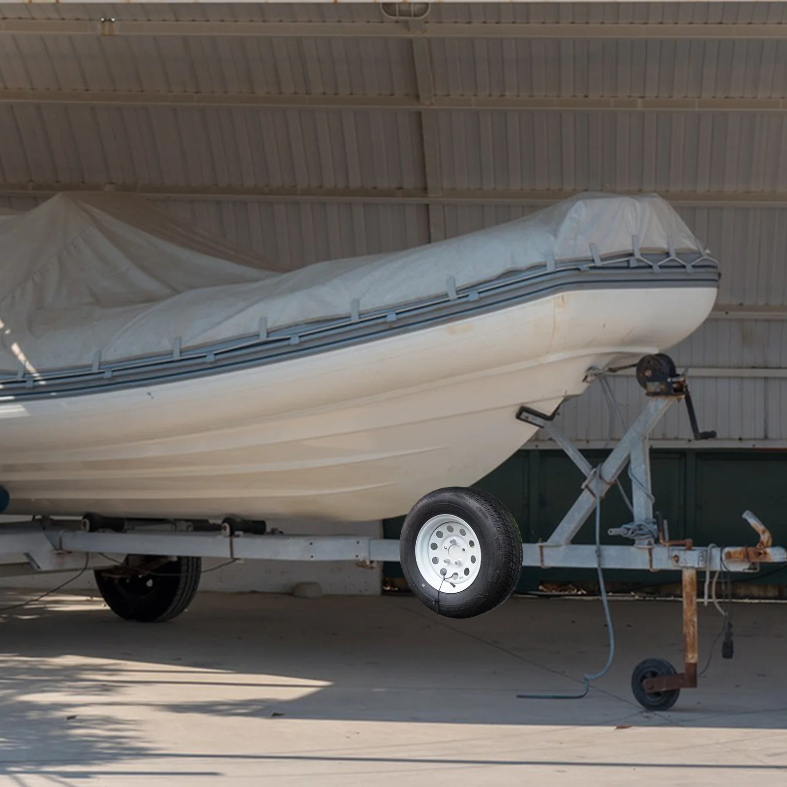 حامل الإطارات الاحتياطية المثبت على الحائط، حامل فولاذي عالي التحمل، مقطورة عالمية مناسبة للوصول السريع في حالات الطوارئ، رف تخزين آمن