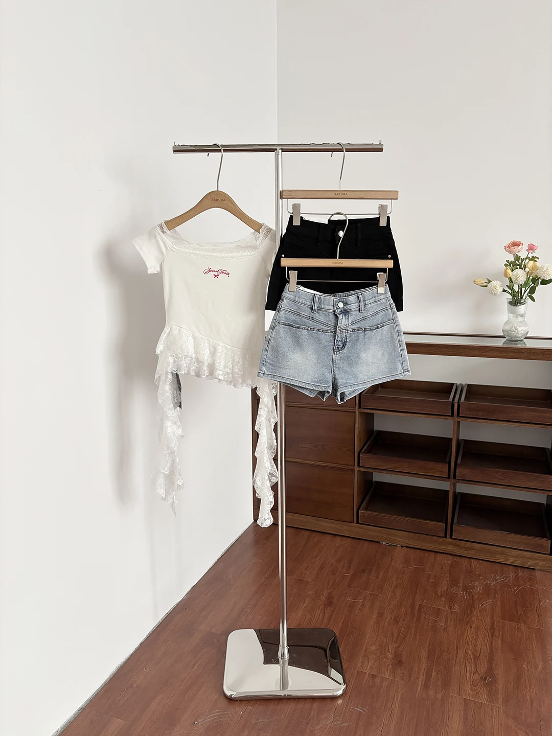 

Летние женские джинсовые шорты 2026: Новинка, ретро-шик, простой городской стиль, высокая талия, эффект похудения, широкие штанины, полиэстер