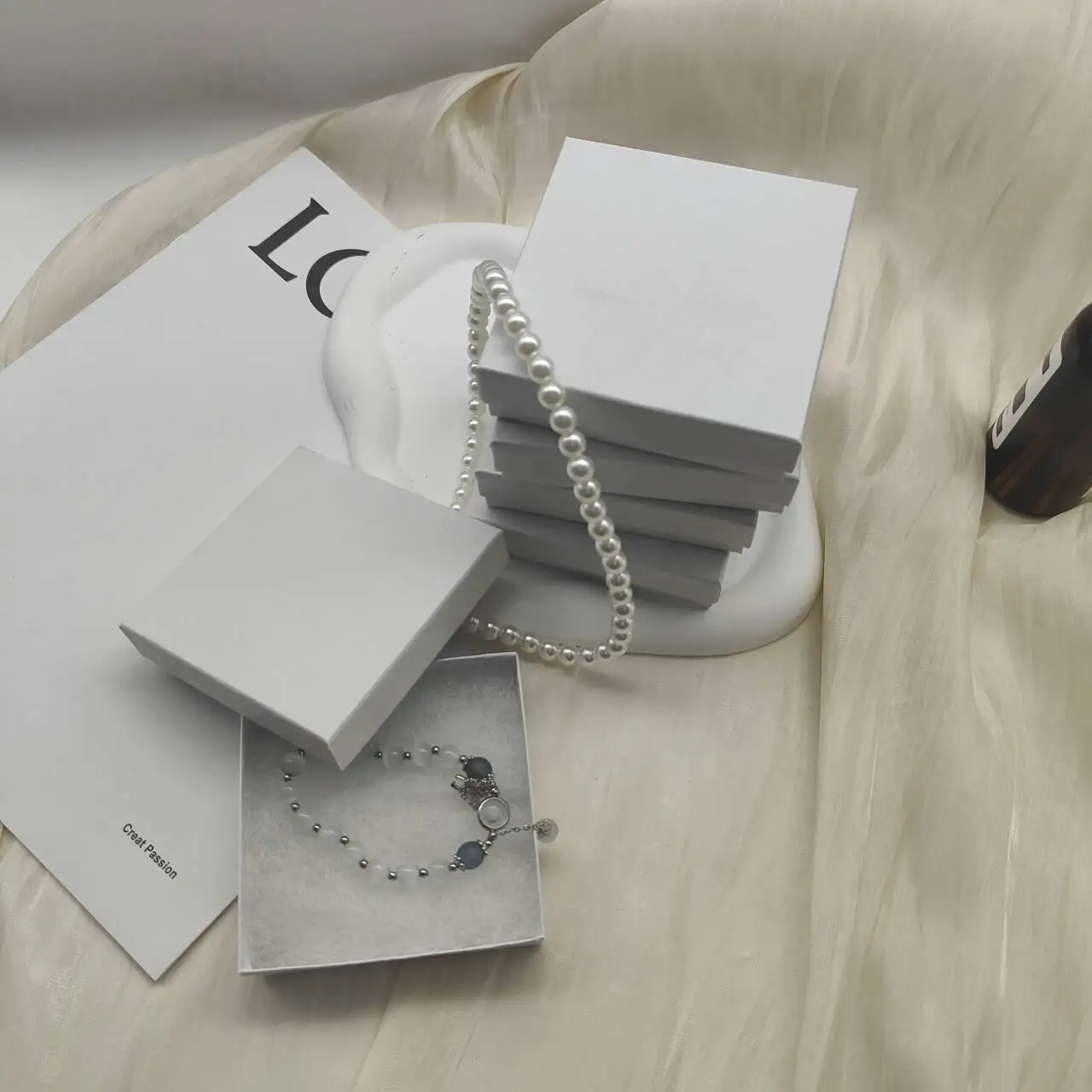 #33W 3 1/2x3 1/2x15/16 Simple Style White Swirl Paper Boxes For Bracelet With Soft Cotton（8.89X8.89X2.38CM)