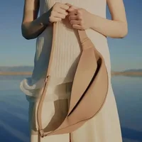 2025 Y2k Ins diseño francés media luna caliente Neyu nuevo almohada en forma de nicho personalizado viaje suave bolso cruzado de cuero de vaca