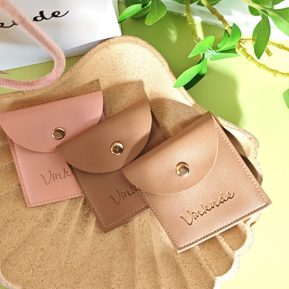 

Пользовательский логотип, 50 шт., тисненая сумка для упаковки ювелирных изделий, искусственная кожа, дорожный свадебный подарок, серьги, кольца, пылесборник с золотой кнопкой