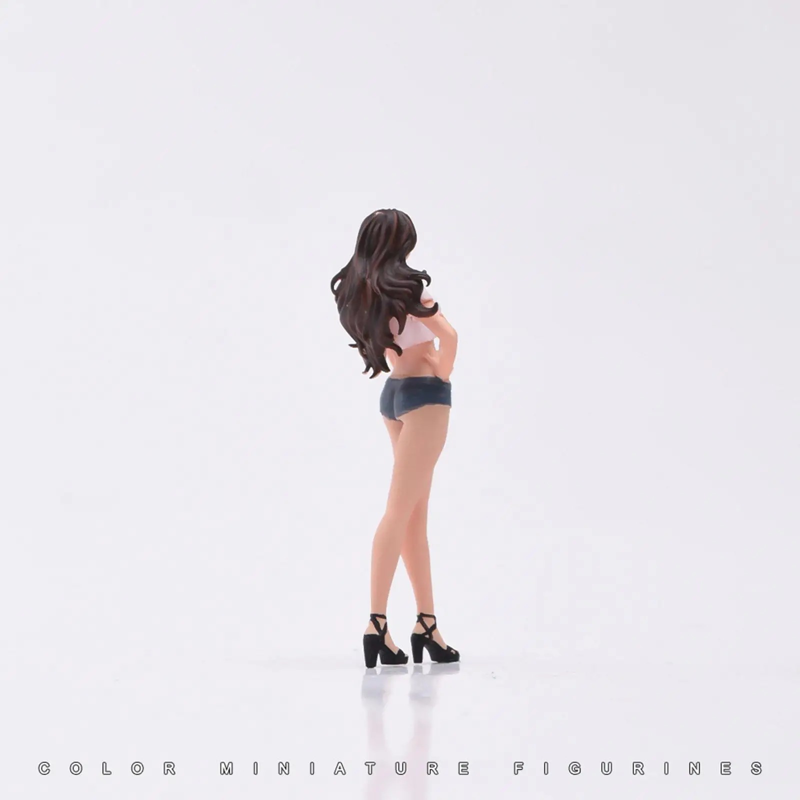

1/64 Female Figure Photo Prop for Desktop Decoration Scene Layout Sand Table