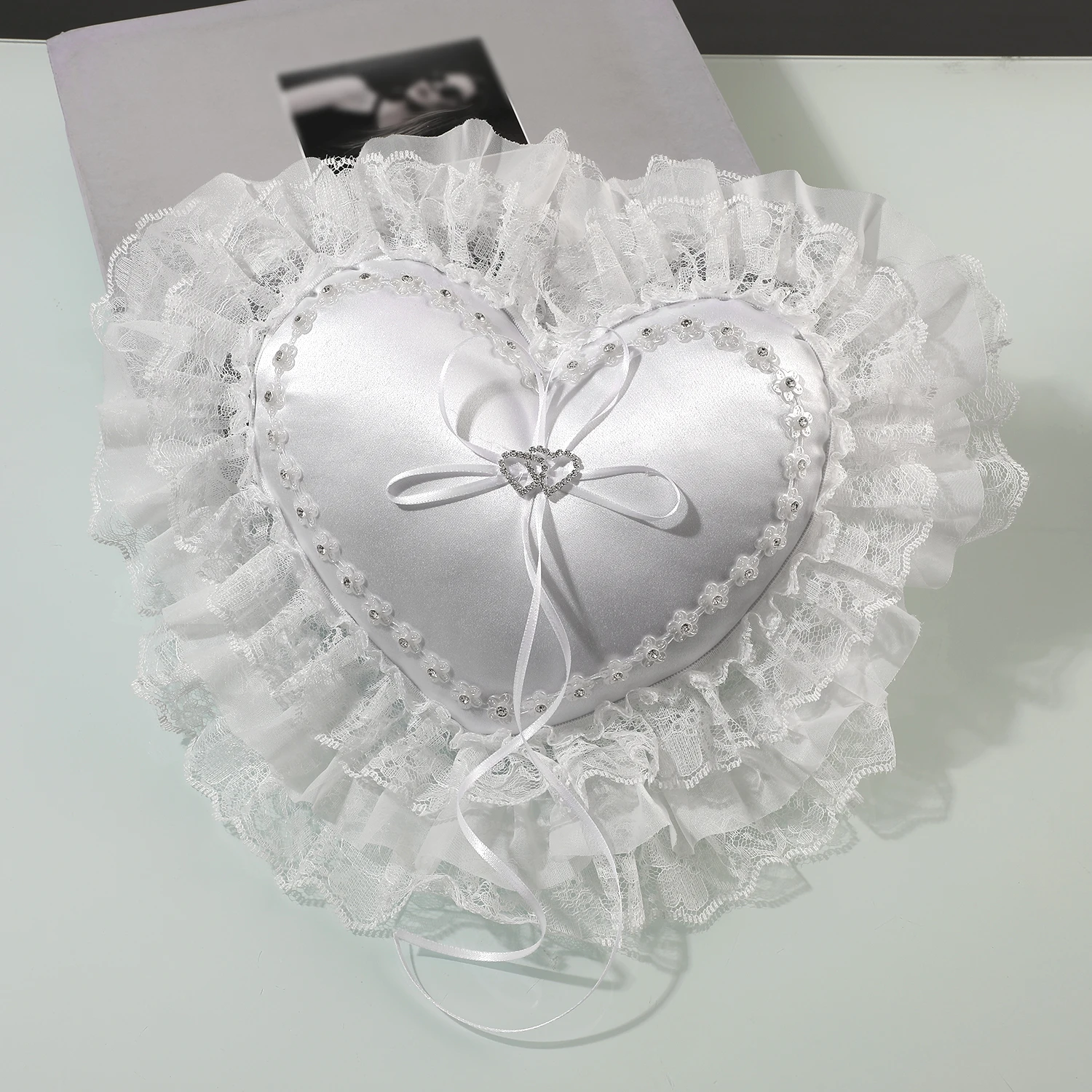 

White lace and satin heart-shaped silk ring pillow for Western-style wedding proposals – an exquisite double-heart ring pillow.