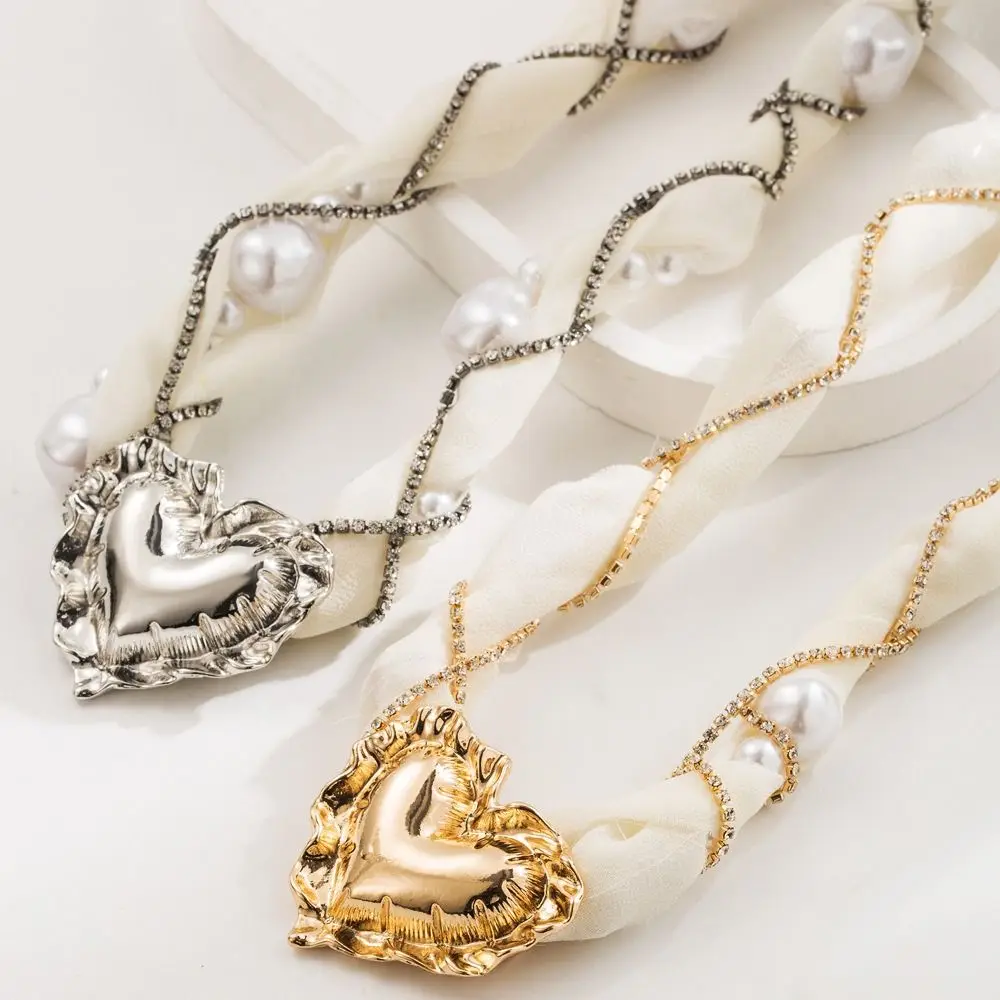 

Y2K Vintage Pearl Necklace Fabric Chain Crystal Twined Heart Pendant Necklace Neck Jewelry Light Luxury Rhinestone Choker Women