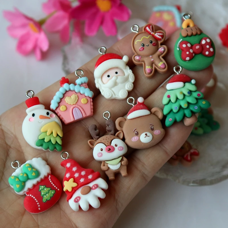 10 Uds. Colgante de resina de dibujos animados de Navidad, ciervo de Papá Noel, bonitos dijes coloridos con parte posterior plana, collar DIY, pulsera, llavero, accesorio