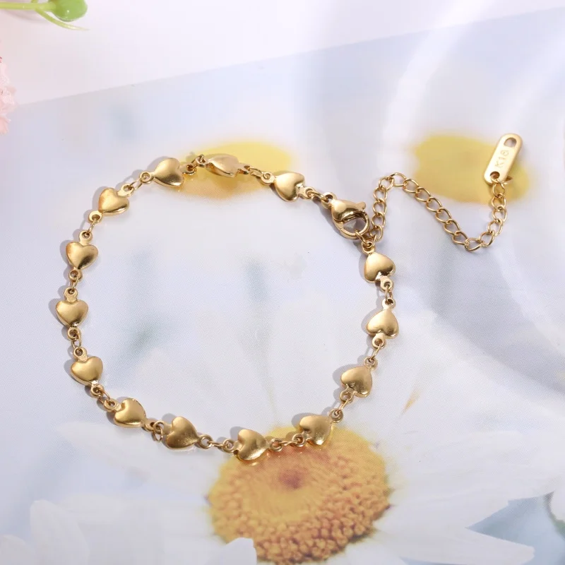 1 Piece Stainless Steel Bracelet with 18K Gold Plating and Full Heart Design, Delicate and Adjustable, Suitable for Women's Fresh and Gentle Outfits, Floral Dresses, Basic T-Shirts, and Simple Versatile Accessories. Affordable Gift for Students and Friends, Suitable for Daily Commuting, Shopping, Picnics, and Various Occasions
