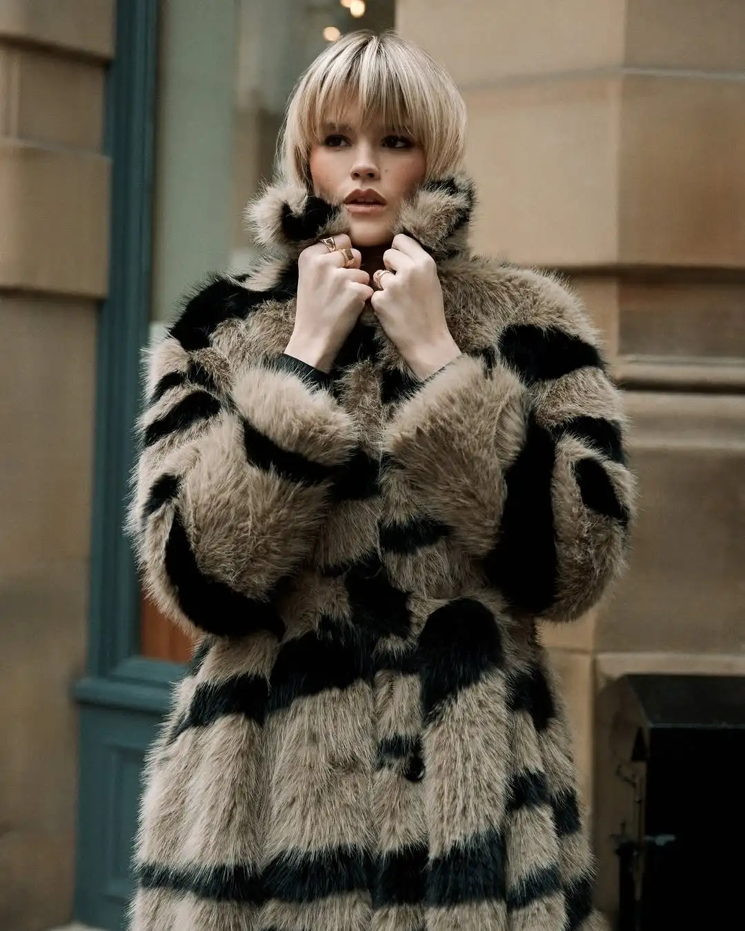 

Zebra Printed Women Faux Fur Coat Chic Lapel Stand Collar Single Breasted Fluffy Loose Outerwears Lady Winter Highstreet Coats