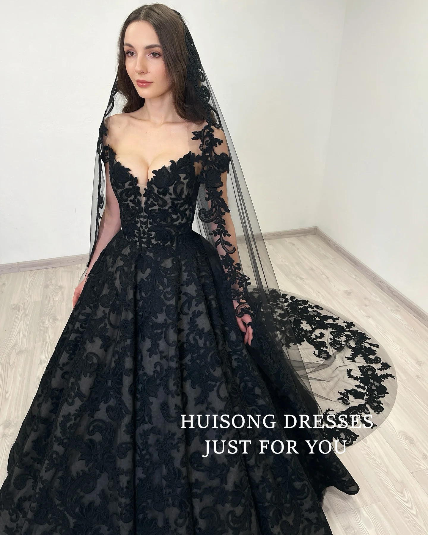 

HUISONG Customized Gothic Black Wedding Dresses Lace Appliques Off Shoulder Sleeveless A-Line Bridal Gown suknia ślubna