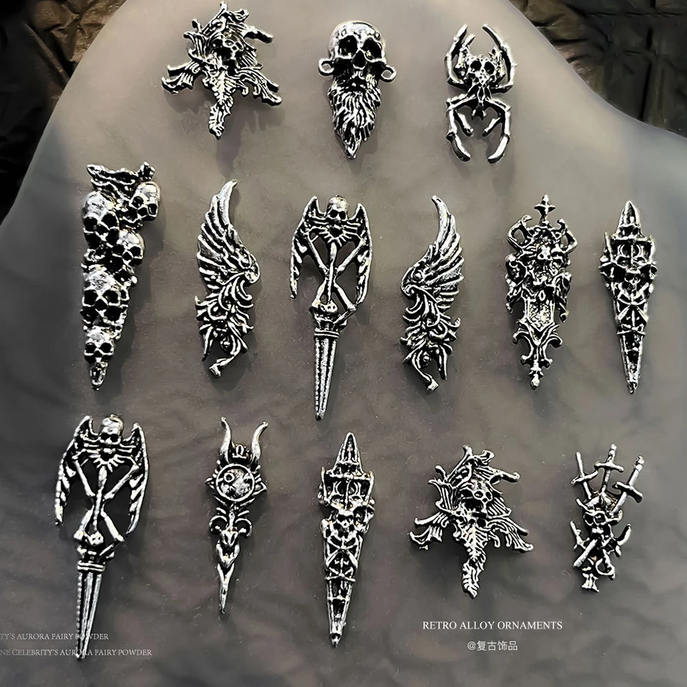 50 Stück Gothic Metall-Nagelcharms, dunkle Y2K-Legierungsdekoration mit Skelett-, Spinnen-, Kreuz- und Fledermaus-Motiven, Retro 3D-Nageldekor für Halloween – Detail 3