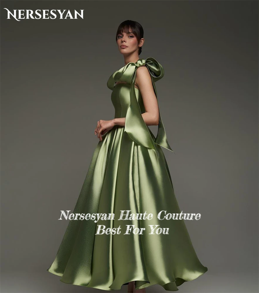 فساتين سهرة رسمية من الساتان الأخضر من Nersesyan بدون أكتاف على شكل حرف A وأشرطة على شكل فيونكة وثنيات للحفلات الراقصة Placzenieе на Akademonu حسب الطلب