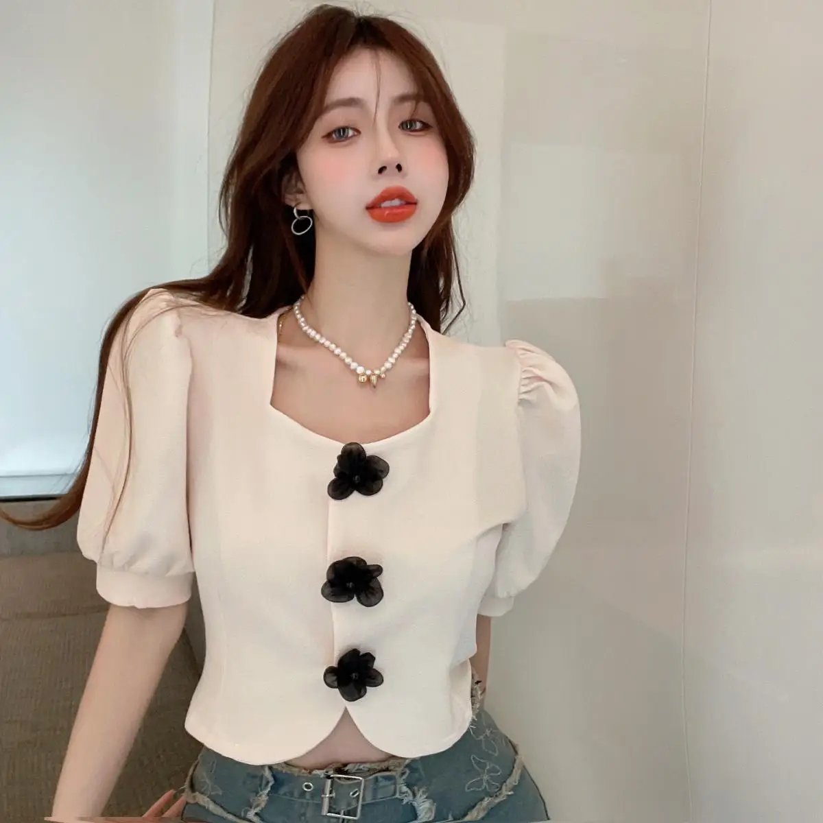 2024 Summer Beaded Three-dimensional Flower Short Sleeve Slim Shirt Women New Low Neckline Exposed Collarbone Cropped Top