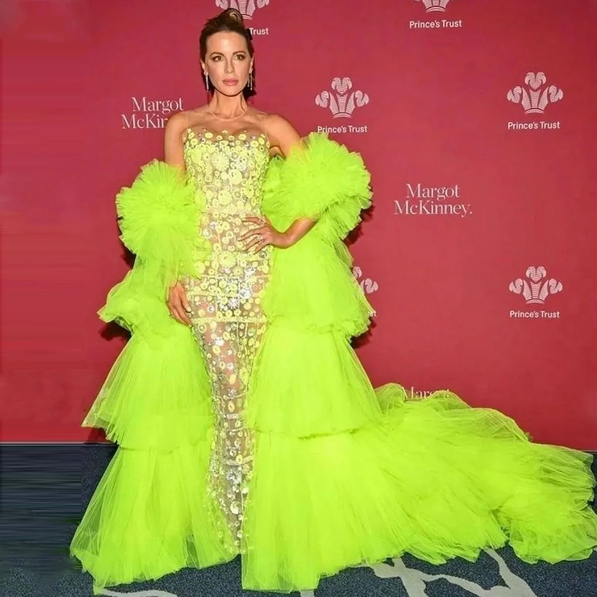 Dramatic Bright Green Ruffles Tulle Jacket Women Party Cape Layered Tulle Dress Celebrity Prom Coat Photo Shooting Coats Robe