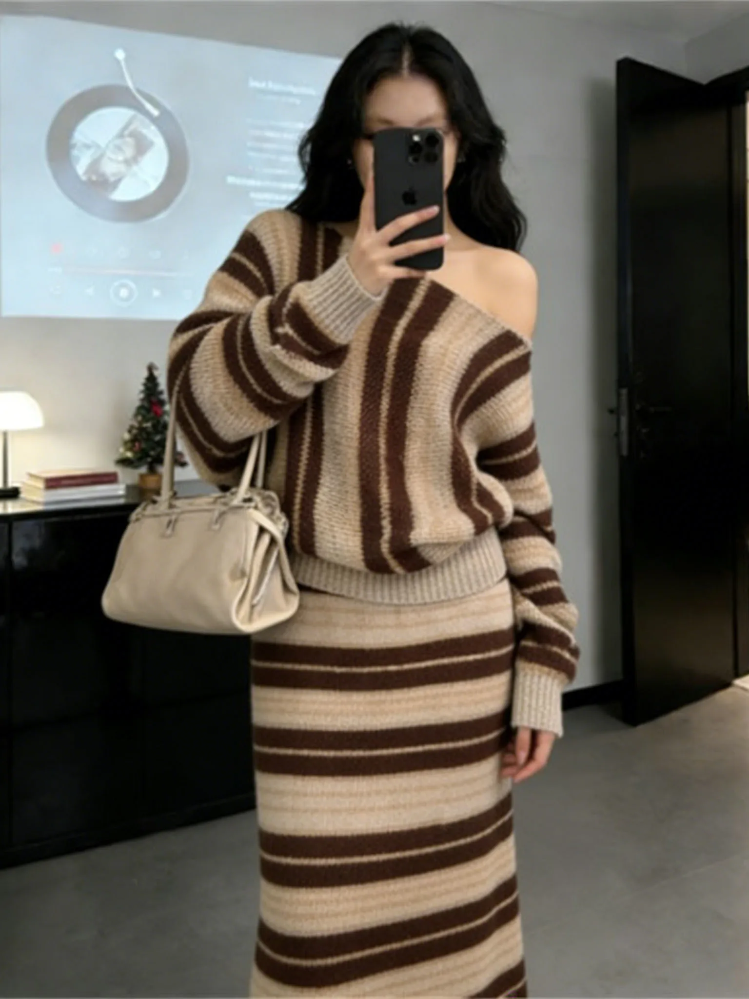 

Повседневный вязаный комплект из свитера и юбки в полоску для женщин: модный весенний костюм-двойка, удобный, дышащий, с длинными рукавами, надеваемый через голову