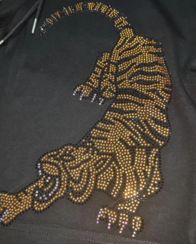 캐주얼 외출에 이상적인 반짝이는 라인스톤이 있는 멋진 남성 청바지 반바지