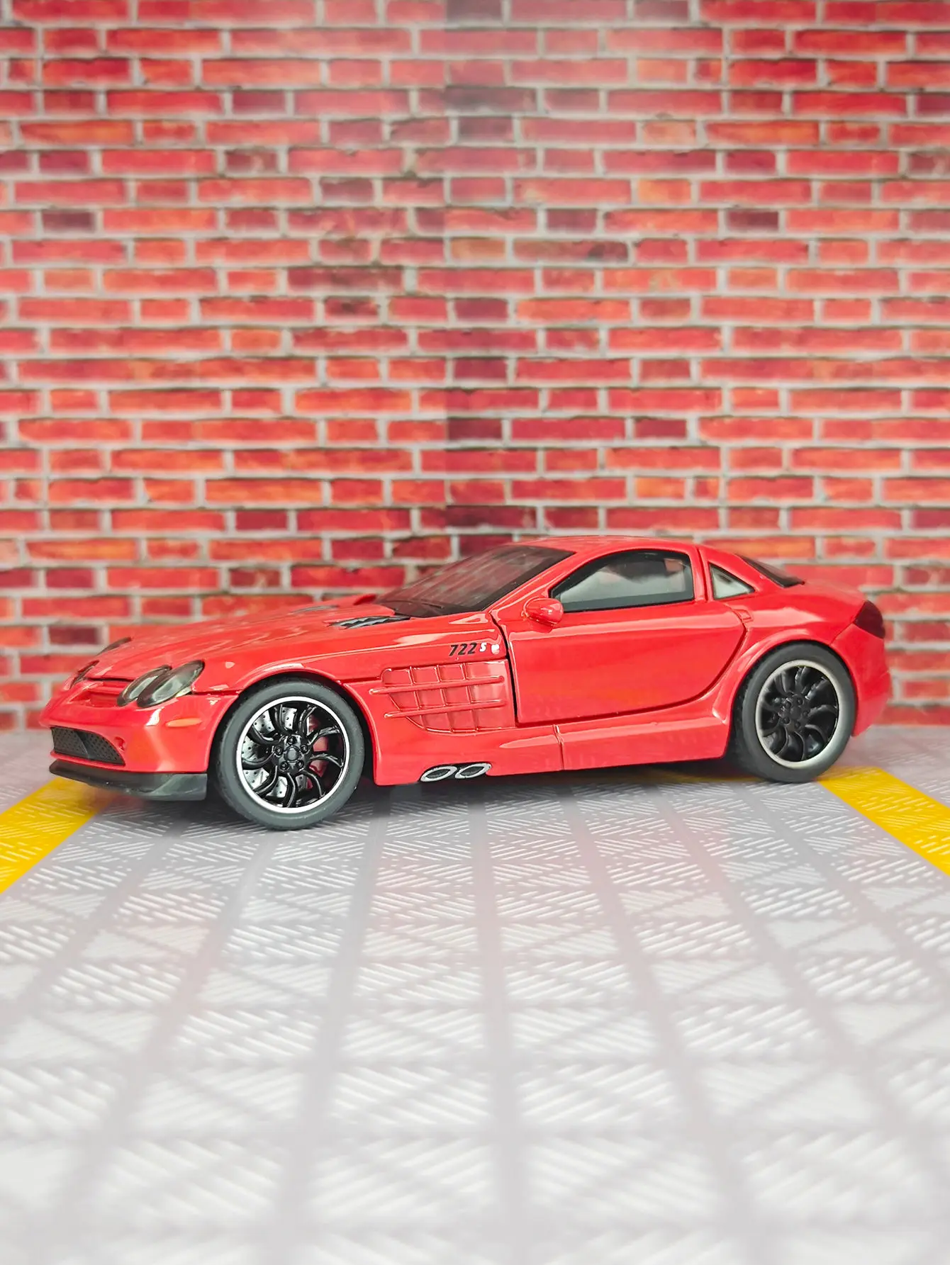 

1:32 SLR alloy car model decoration acousto-optic pull back car It is suitable for collection and as a birthday gift for friends