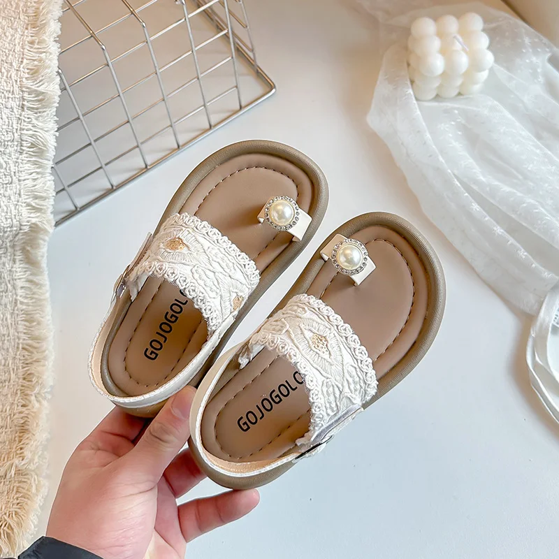 

Элегантные летние сандалии для девочек с закрытым носком, в стиле бохо, с жемчугом и кружевом, детские туфли-принцессы для свадьбы, вечеринки, пляжа, на платформе
