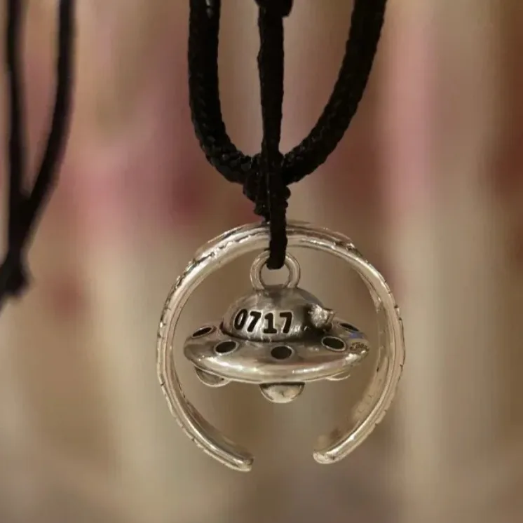 Xue Zhiqian Concert 717 Rings, Alien Spaceship Pendant Necklace Couple Festival Memorial Gift