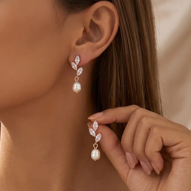 Light luxury temperament pearl earrings, super flash zircon leaf pearl earrings, niche white high-end earrings.