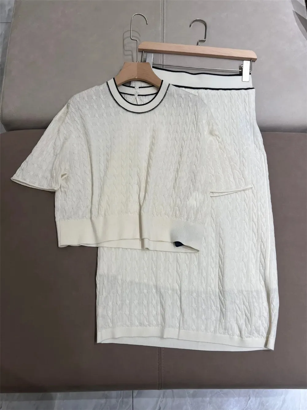 Women's Short-Sleeved Knitted Pullover Sweater and Half Skirt Set Luxurious Skirts Suit