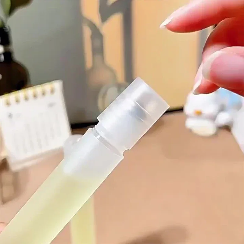 ボトルホルダー空の 10 ミリリットル香水ローラーボールボトルプラスチックロールオンボトルスチールボール液体オイル容器詰め替え可能