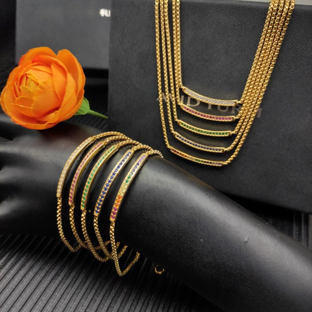 

Новый высококачественный комплект украшений (ожерелье и браслет) к Рождеству 2025 года, простой и изысканный