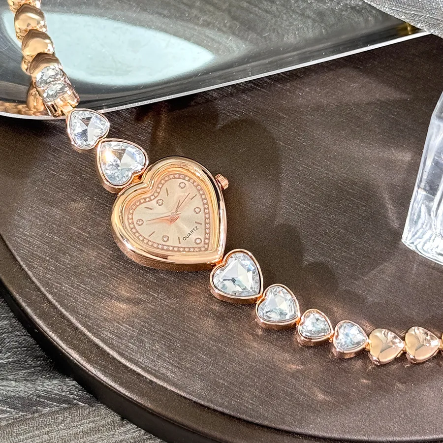 Fashionable Women's Watch Round Love Jewelry Bracelet Set with Love Shaped Zircon Bracelet Watch