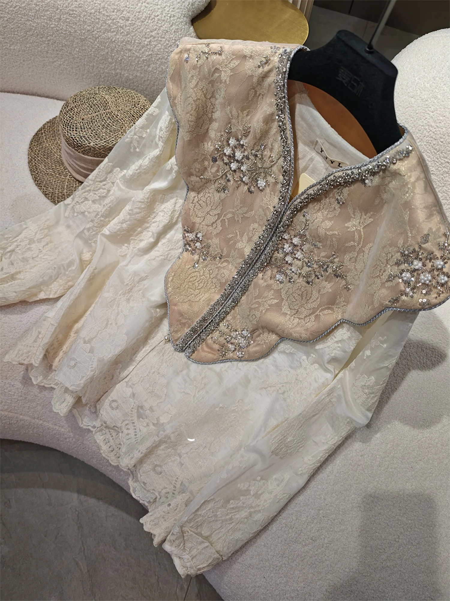 

Элегантная китайская блузка с длинным рукавом для молодых женщин: высококачественная, уникальная, красивая, модная, из полиэфирного волокна, влаго- и потоотталкивающая.