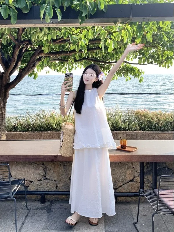 

Весенний новый комплект в нежном стиле для женщин: топ без рукавов с круглым вырезом и рюшами по низу и драпированная юбка, модный повседневный образ.