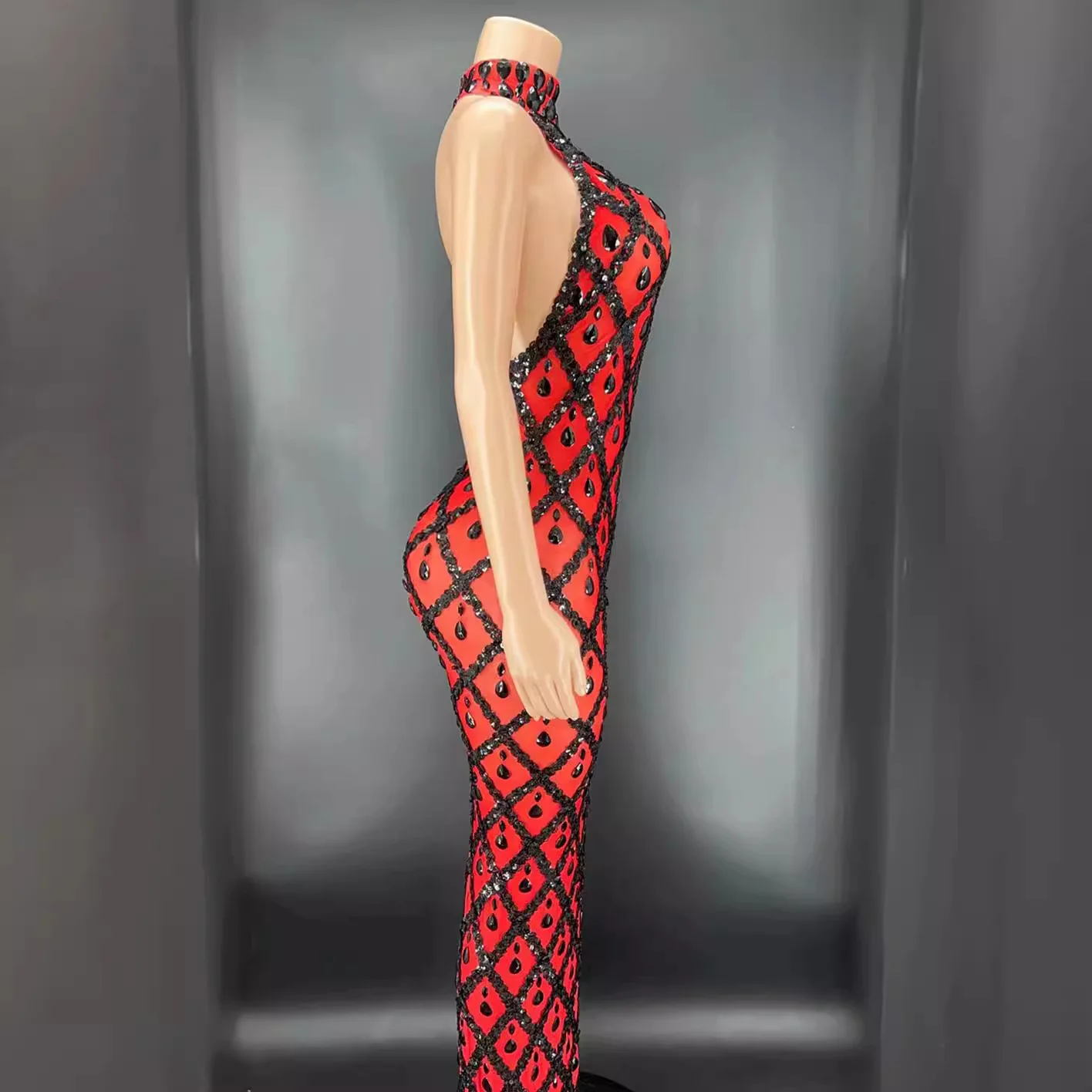 

Red background black diamond dress host dinner party nightclub bar female singer DJ performance clothes stage clothing